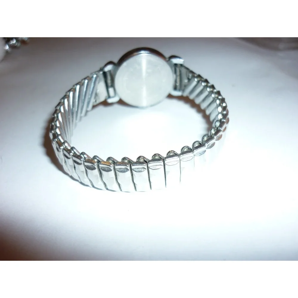 Vintage Timex Womens Silver Tone Round Face Watch Stainless Expansion Band